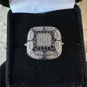 Jane Seymour Black and White Diamond Ring in JWBR 925 Sterling Silver. Size 6.